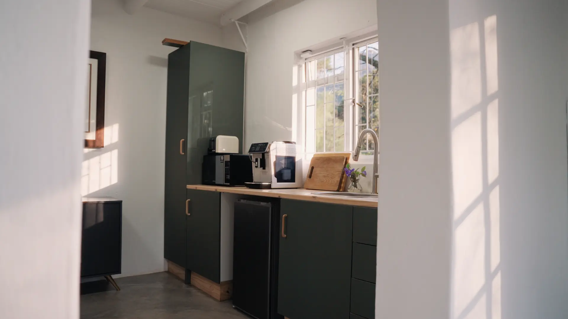 The small kitchenette in the cottage at Banhoek Stud, coffee machine at a sunny window